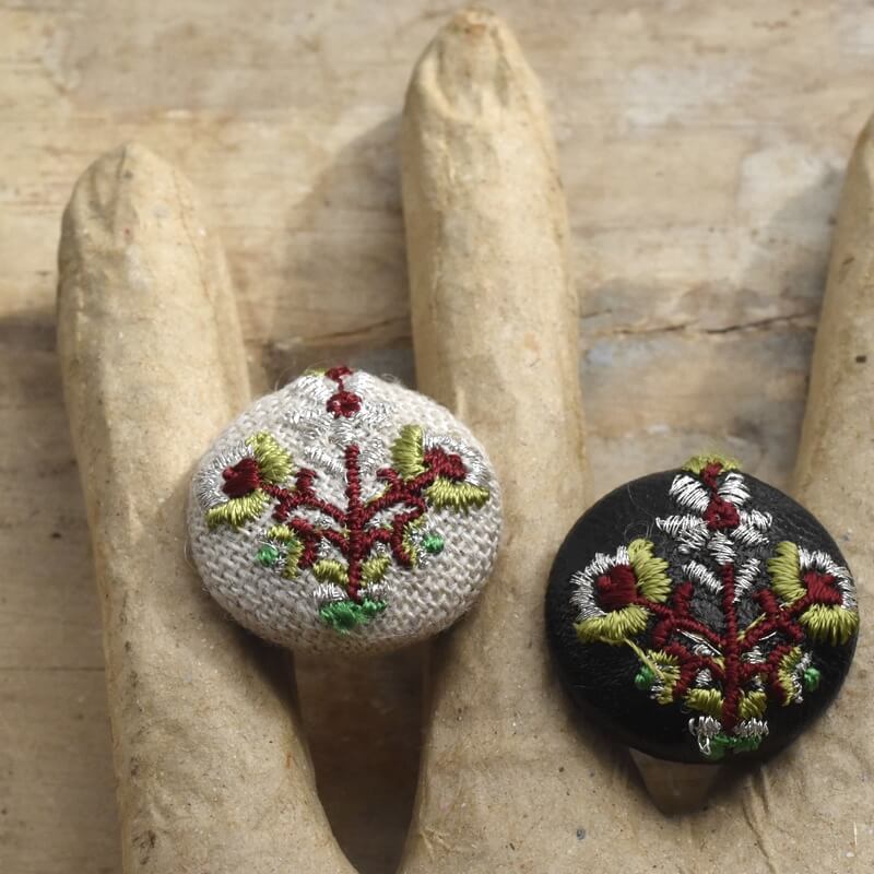 お花3輪シルバーくるみボタン刺繍ブローチ/22