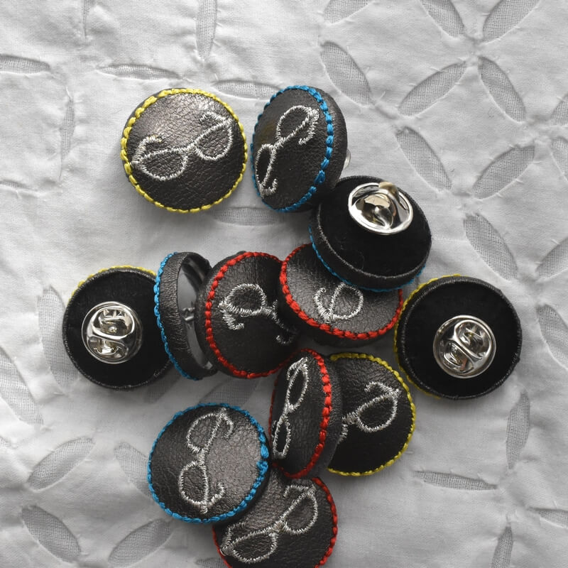 銀ぶちメガネ・くるみボタン刺繍ブローチ/22