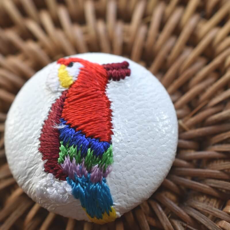 赤いオウム･くるみボタン刺繍ブローチ/22