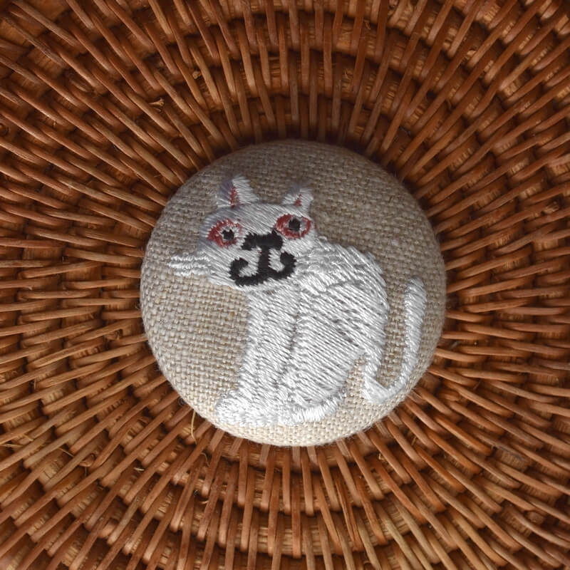 桃色猫にやりくるみボタン刺繍ブローチ/38