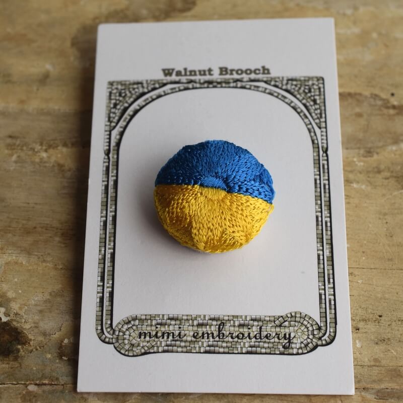 ウクライナ国旗[青黄旗_Ukraine]刺繍のくるみボタン