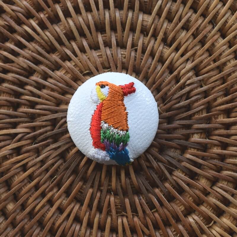 オレンジオウム･くるみボタン刺繍ブローチ/22