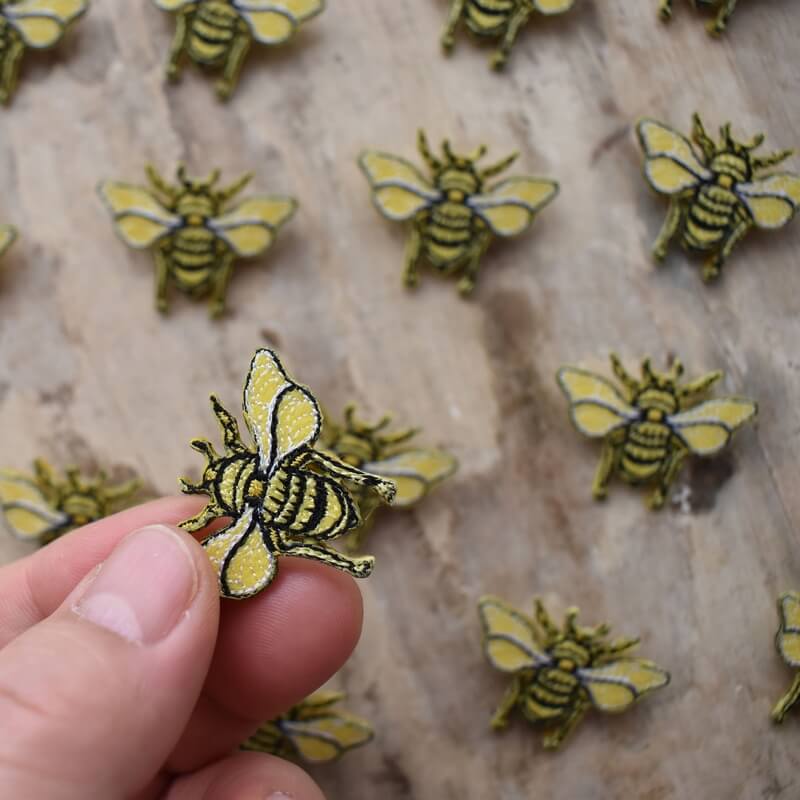 ミツバチ刺繍ブローチハンド