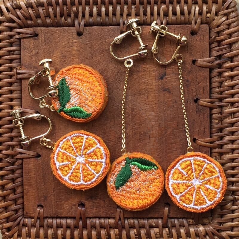 オレンジ刺繍アクセイヤリングアップ