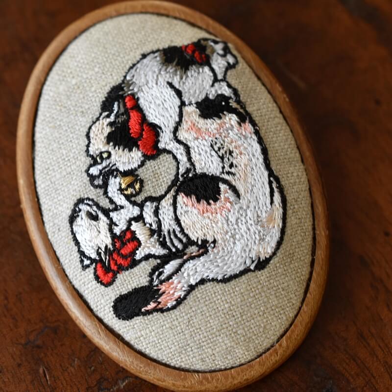 獅子猫刺繍ブローチアップ