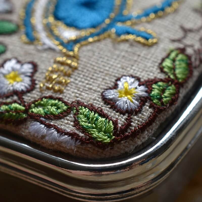 ミミケルの目刺繍のピルケース