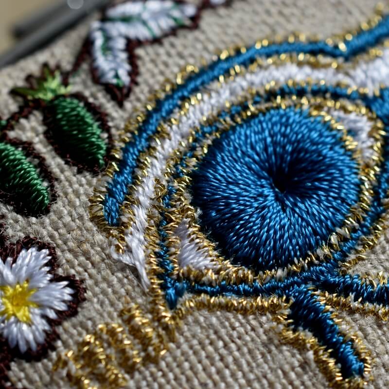 ミミケルの目刺繍のピルケース
