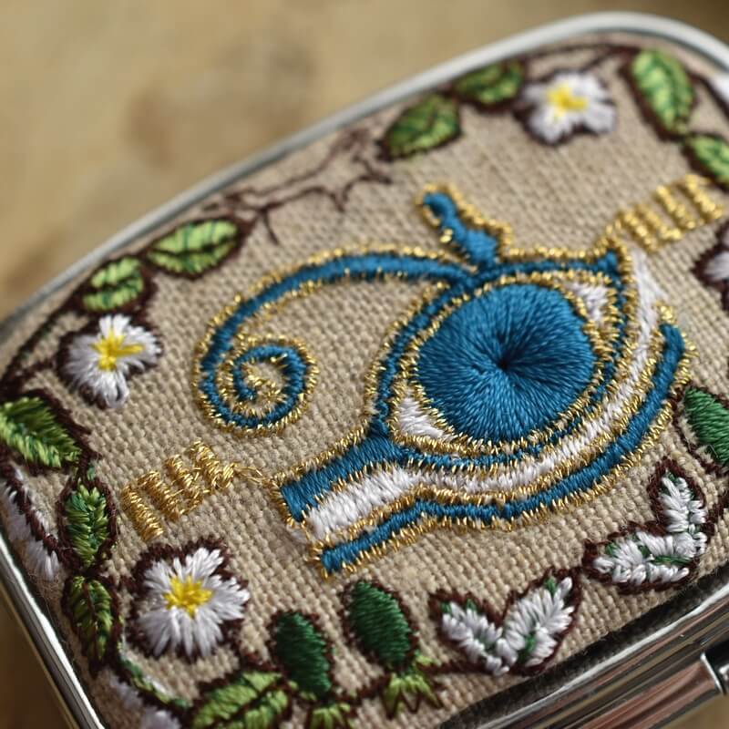 ミミケルの目刺繍のピルケース