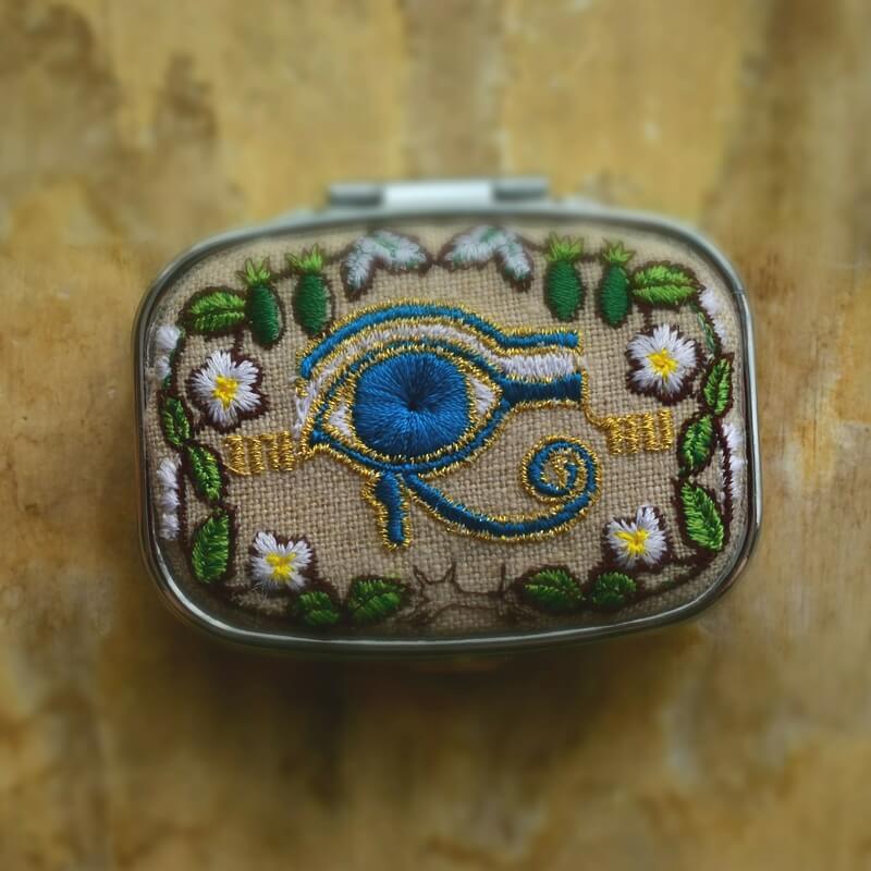 ミミケルの目刺繍のピルケース