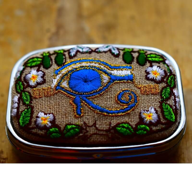 ミミケルの目刺繍のピルケース