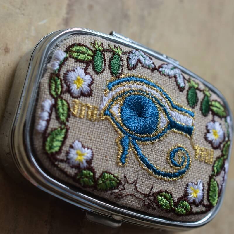 ミミケルの目刺繍のピルケース