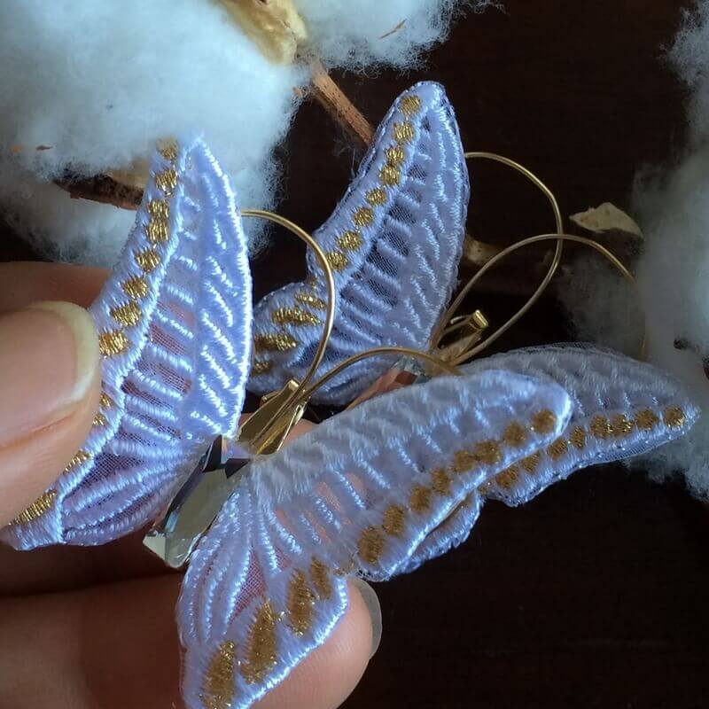 蝶々刺繍ブローチハンド白