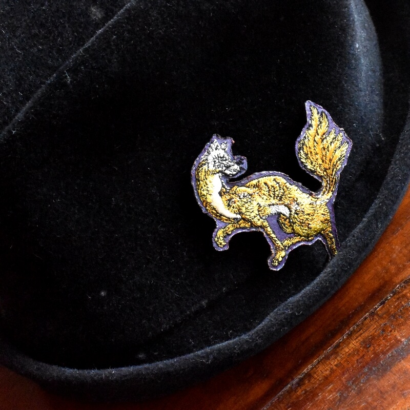 九尾の狐刺繍アクセサリー黒い帽子