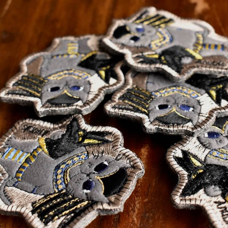 アヌビス様ミミケルの刺繍ブローチ