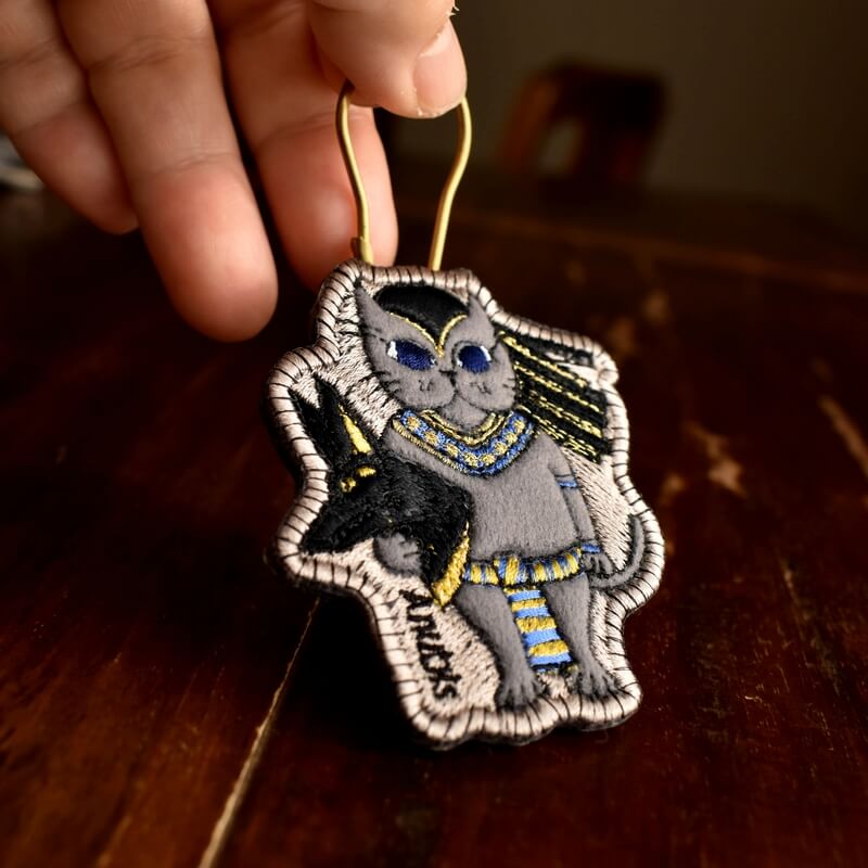 アヌビス様ミミケルの刺繍ブローチ