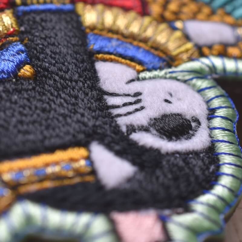 イシス様ミミケルの刺繍ブローチ