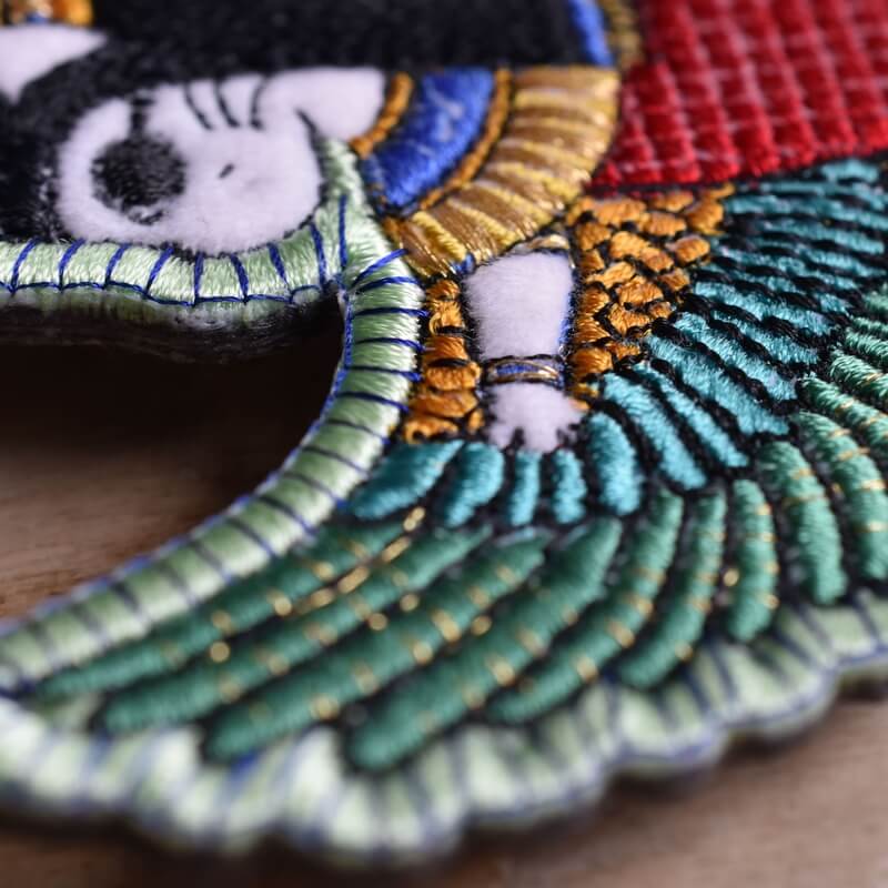 イシス様ミミケルの刺繍ブローチ