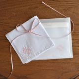 極美品 ★HERMES★ ハンカチ 刺繡 ステッチ Hモチーフ ホワイト 箱付き イニシャル刺繍ハンカチ_PINK_[シンプルクロスステッチ&リボン
