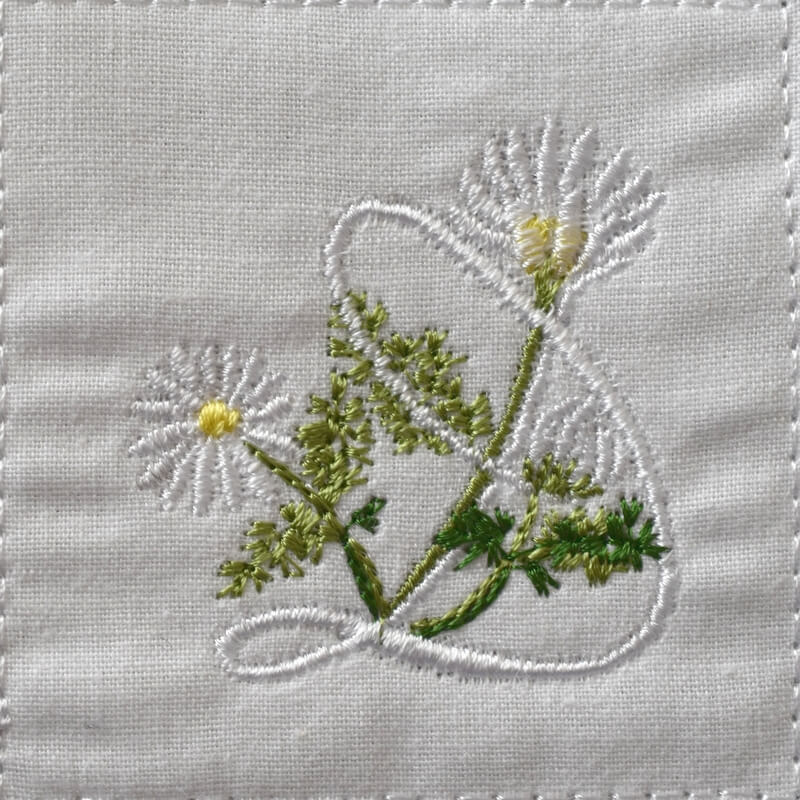 イニシャル_D_デイジー刺繍入りハンカチ