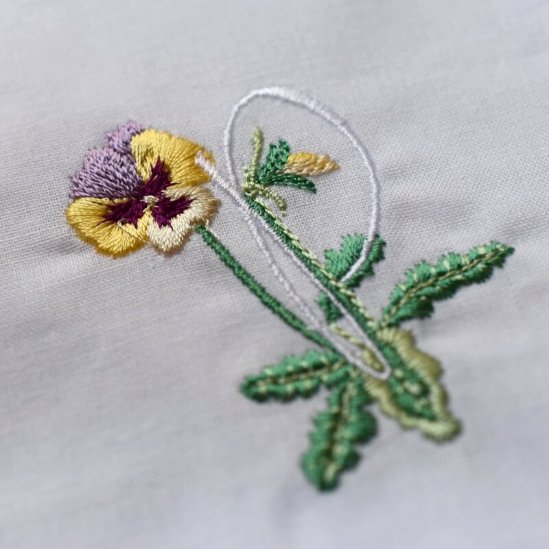 イニシャル_P_パンジー刺繍入りハンカチ