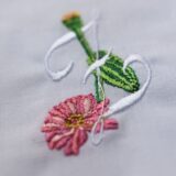 イニシャル[Z]ジニアの花_刺繍入り白いハンカチーフ | mimi刺繍