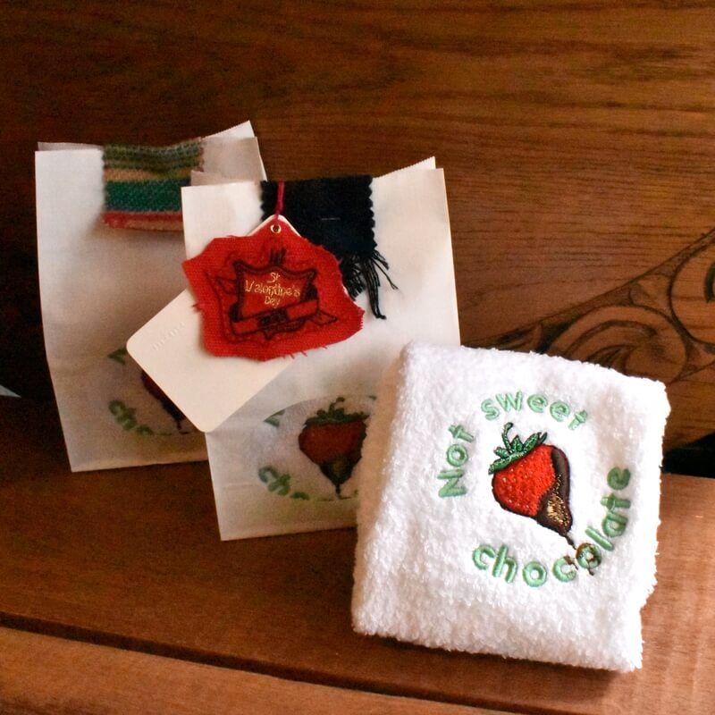 苺チョコの刺繍タオル袋イメージ