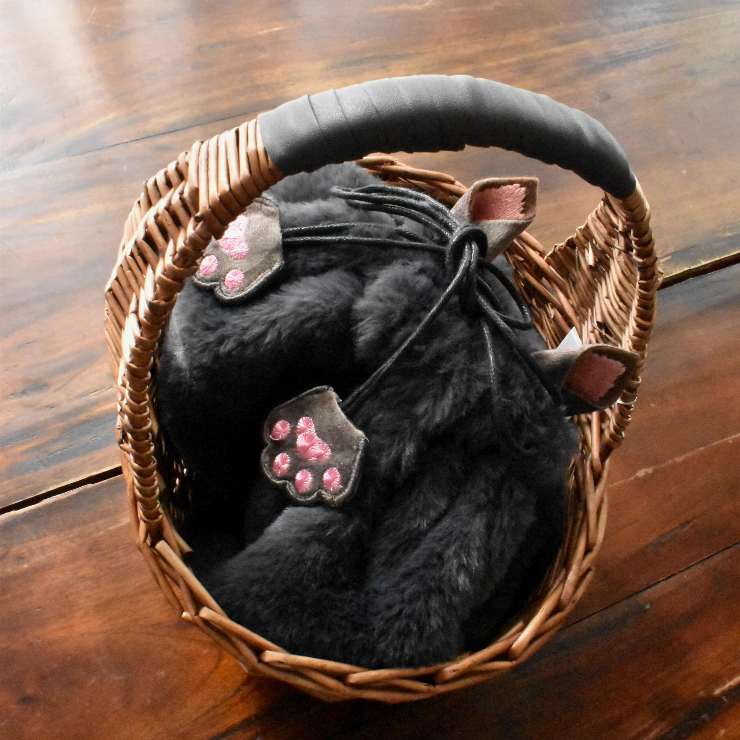 鉄仮面ミミケル刺繍のティッシュカバーとポーチ付きカゴ