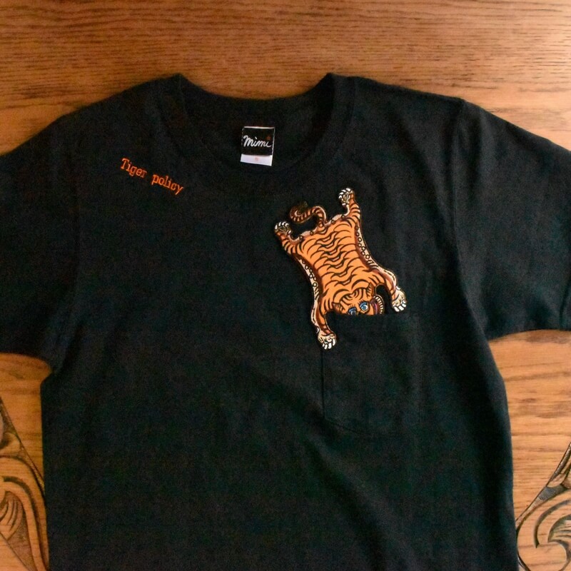 チベタン･タイガーポリシー刺繍Tシャツひらおき