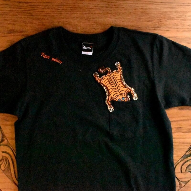 チベタン･タイガーポリシー刺繍Tシャツひらおき黒