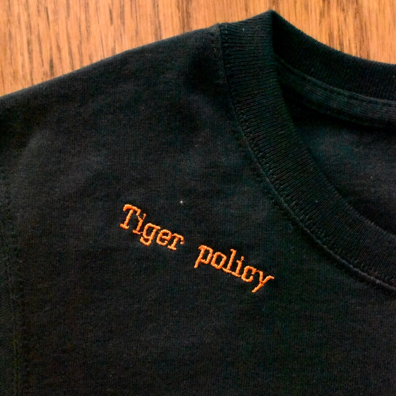 チベタン･タイガーポリシー刺繍TシャツTiger Policy