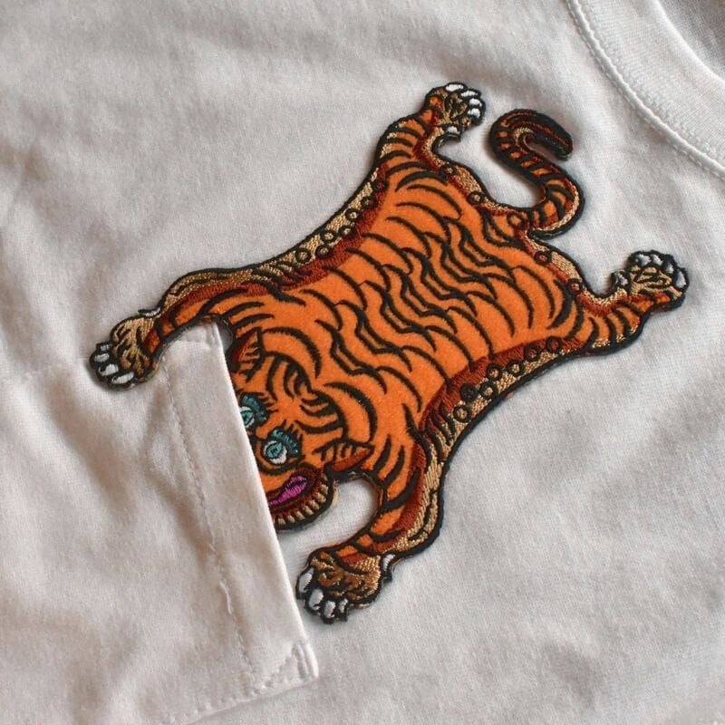 チベタン･タイガーポリシー刺繍Tシャツポケット