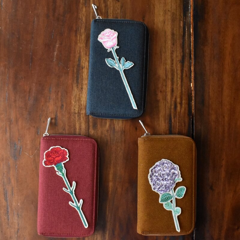 赤い帆布のカードケース一輪花刺繍花付き3本