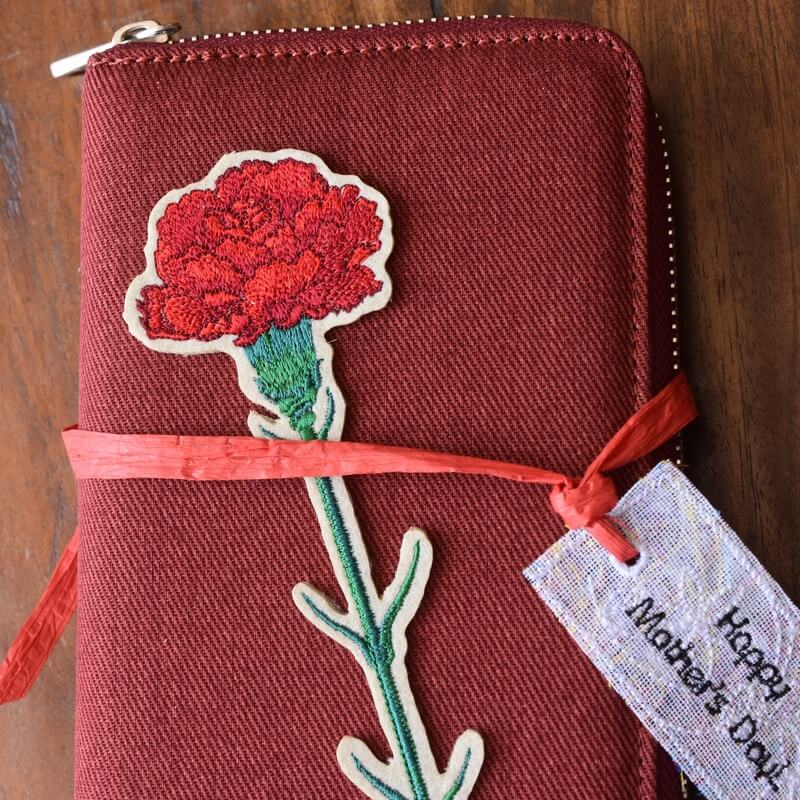赤い帆布のカードケース一輪花刺繍赤とカーネーションアップ