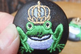 刺繍くるみボタン カエルの王様