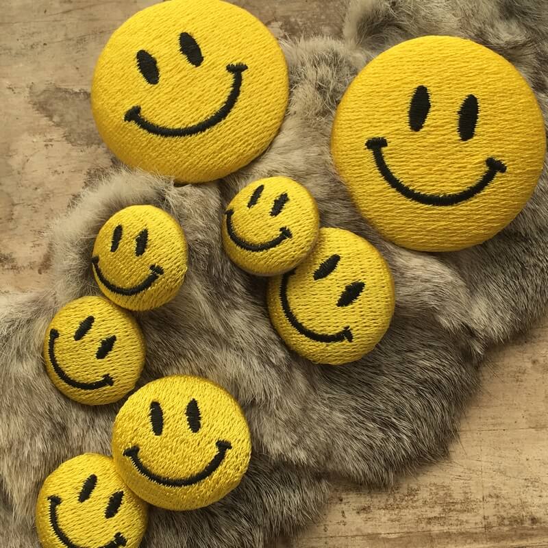 ニコちゃんマーク刺繍のくるみボタン