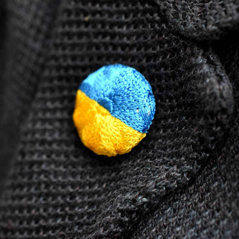 ウクライナ国旗刺繍ブローチジャケットへ