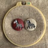 [専用　みぃmama様]くるみボタン 刺繍 ブローチ フェルト 桜 ようこそゼブラゾーンへ[シマウマ_Zebra]刺繍のくるみボタン | mimi
