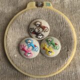 おさるのダンスでエサホイサッサ[ツインズ猿_monkey]刺繍のくるみ