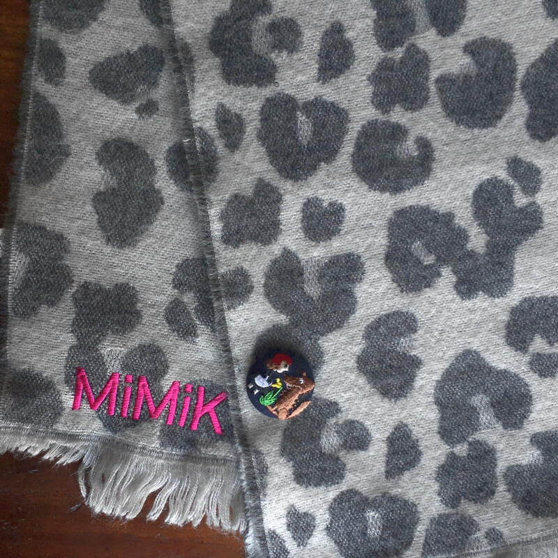 赤頭巾ちゃんくるみボタン刺繍ブローチ/38