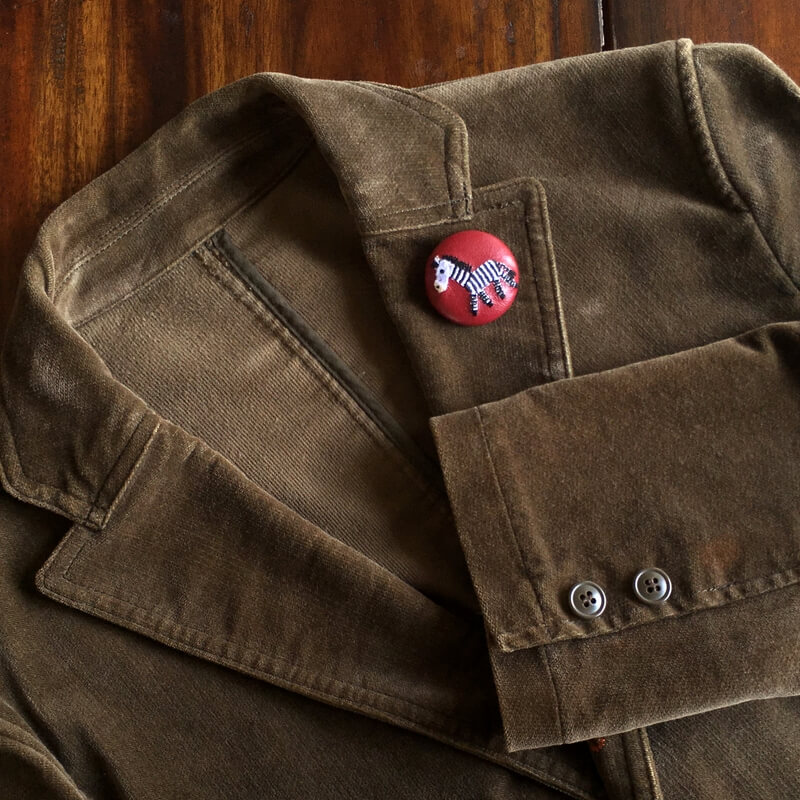 シマウマ刺繍くるみボタン38mmジャケット