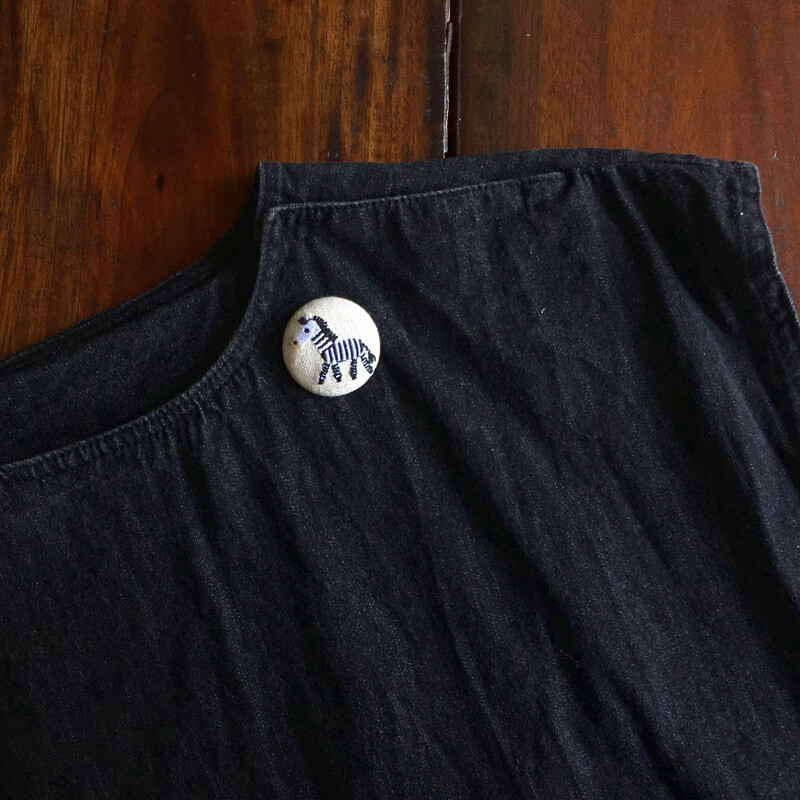 シマウマくるみボタン刺繍ブローチ/38