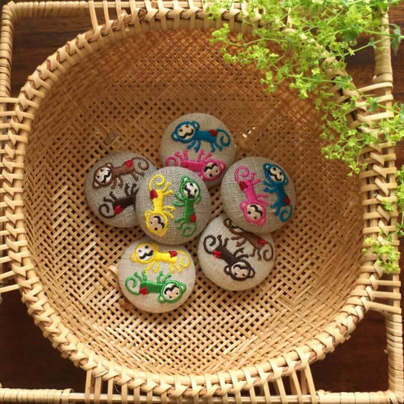 おさるダンスくるみボタン刺繍ブローチ/38