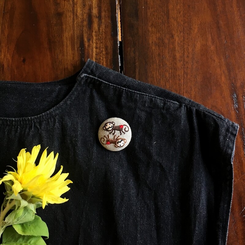 おさるダンスくるみボタン刺繍ブローチ/38