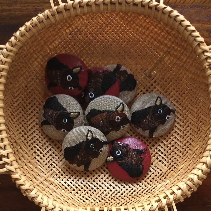 茶色いフレンチブルドックくるみボタン刺繍ブローチ/38