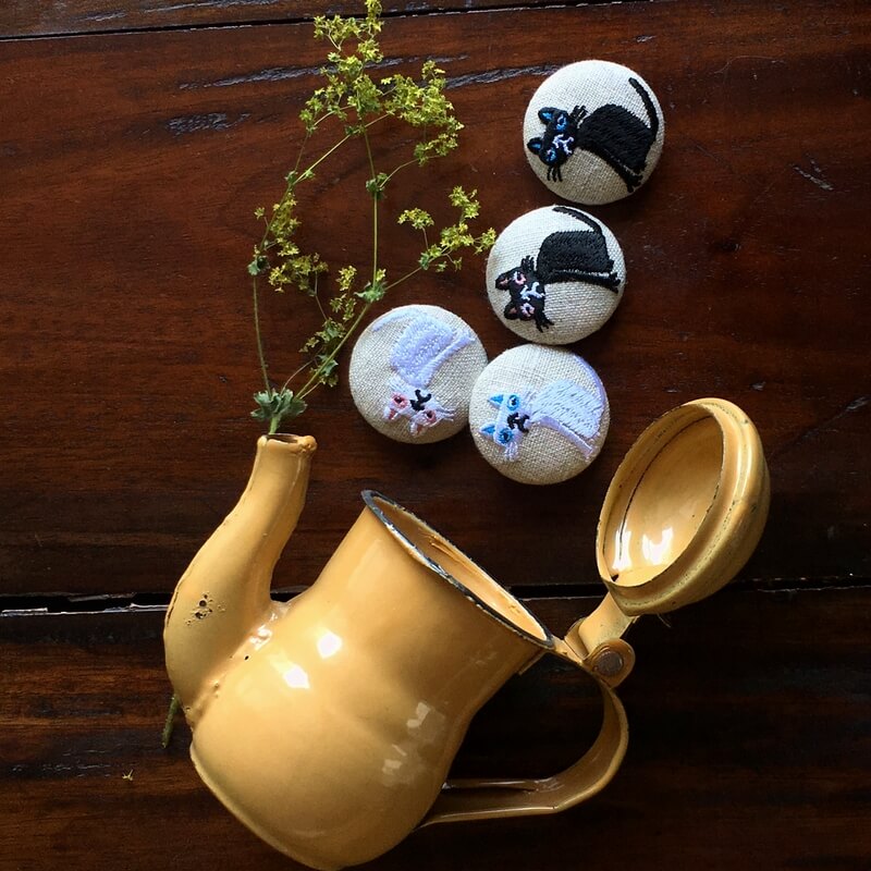 猫へのじくるみボタン刺繍ブローチ/38