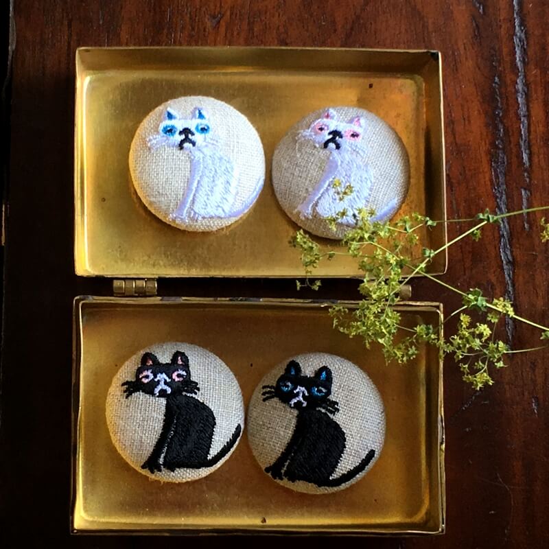 猫へのじくるみボタン刺繍ブローチ/38