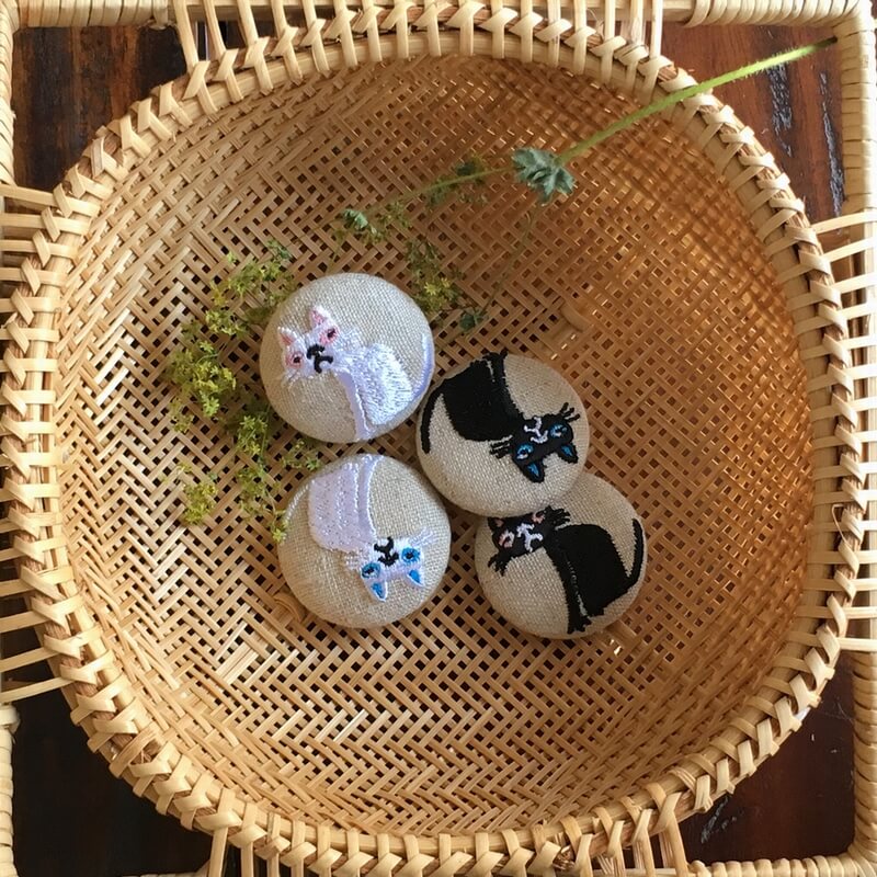 猫へのじくるみボタン刺繍ブローチ/38