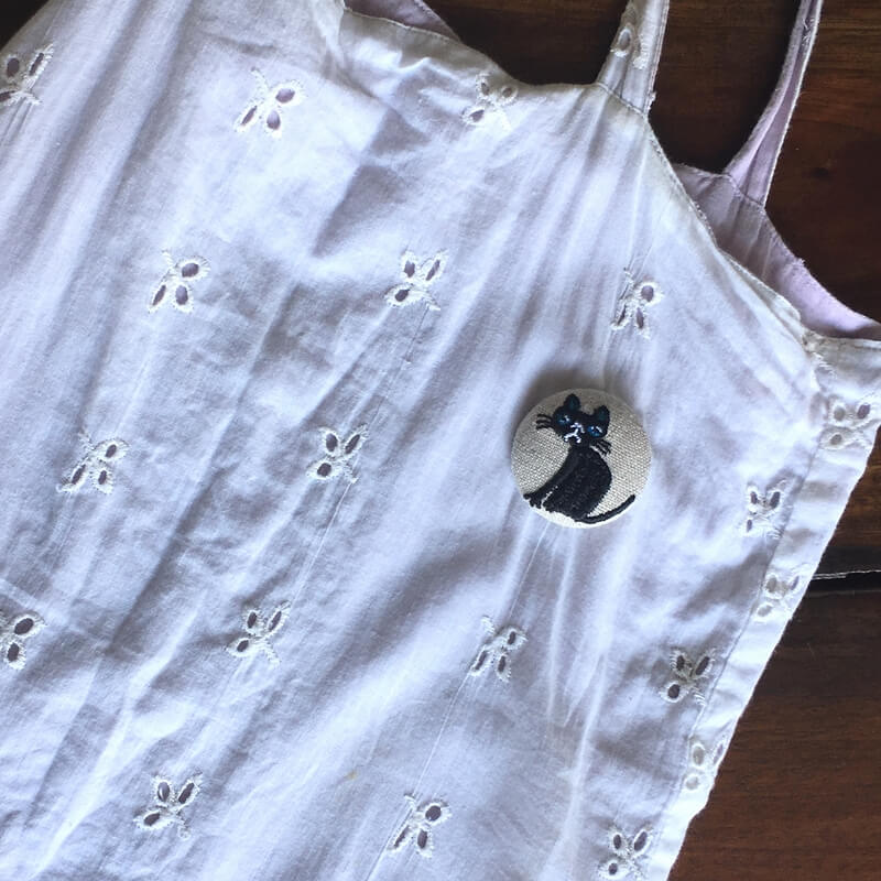 猫へのじくるみボタン刺繍ブローチ/38