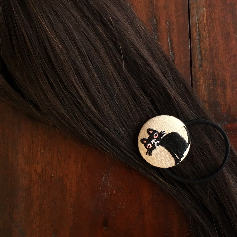 猫へのじくるみボタン刺繍ブローチ/38