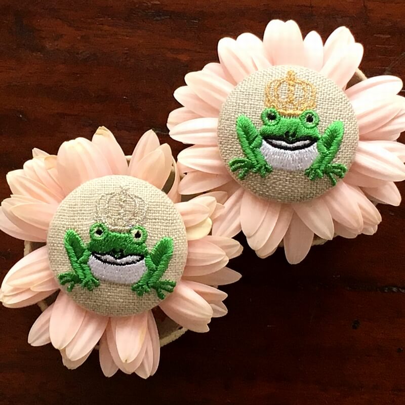 カエルKINGくるみボタン刺繍ブローチ/38